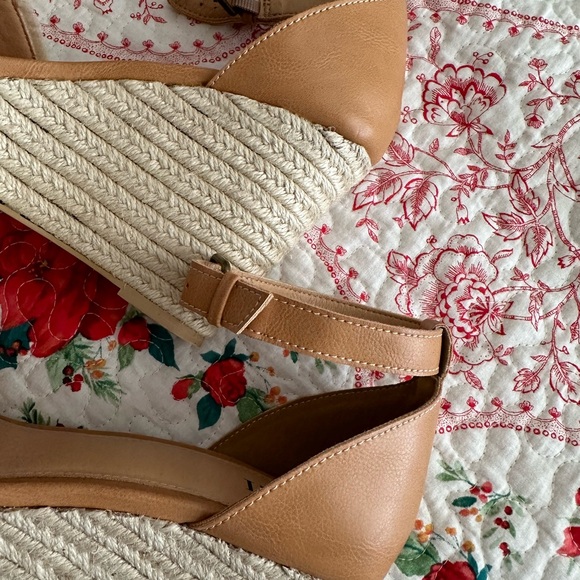 Vici Wedges - Picture 5 of 9